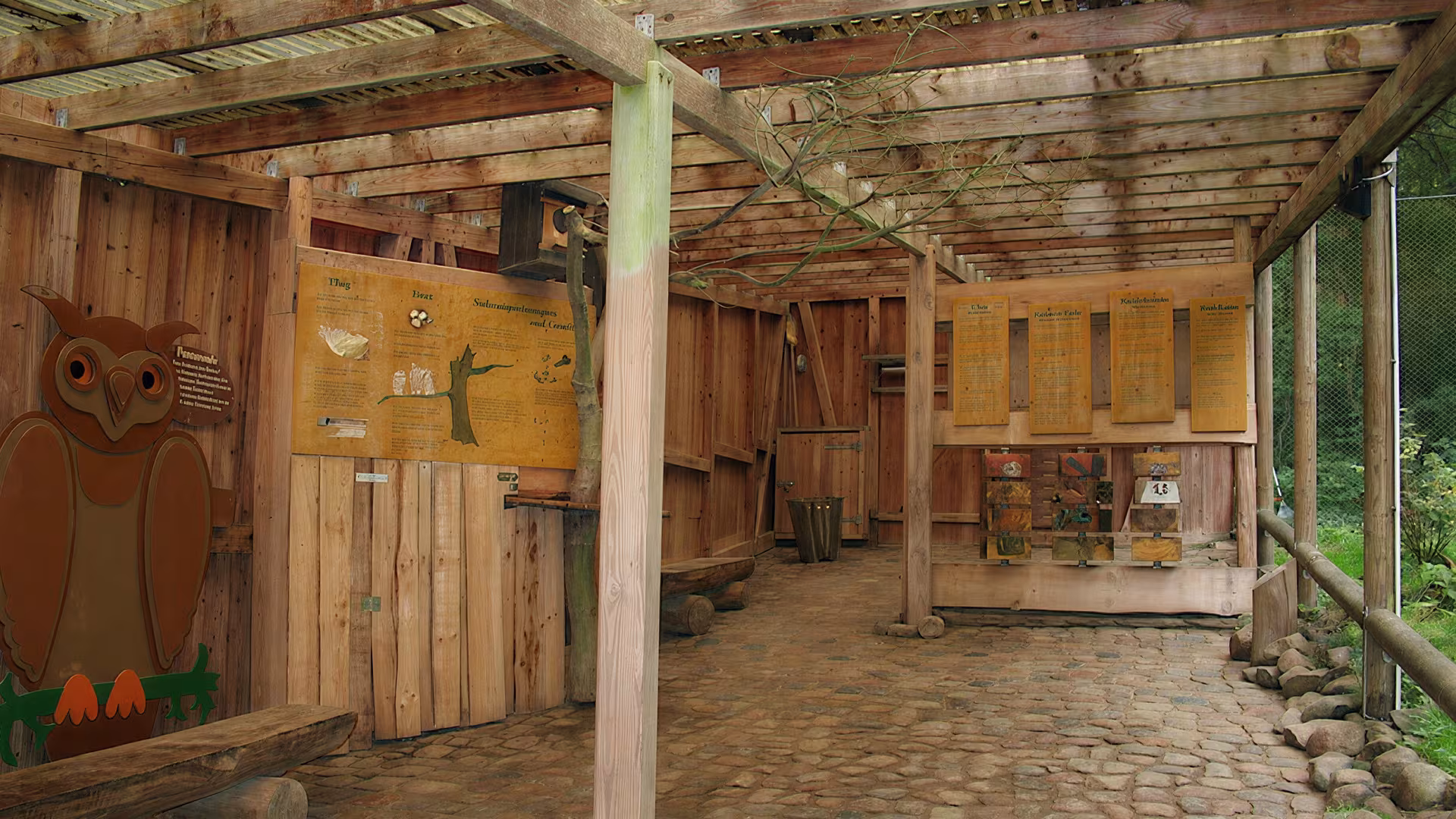 Blick in einen Teil der Ausstellung im Eulenwald.