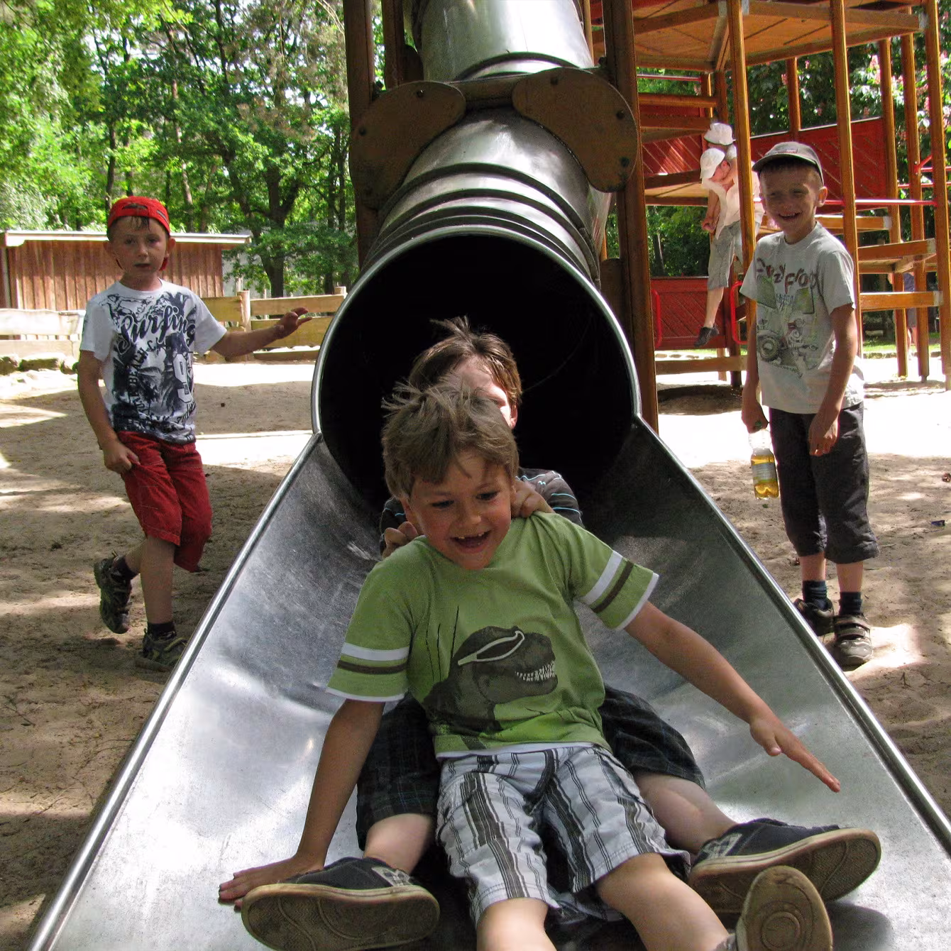 Kinder auf einem Spielplatz im Wildpark-MV