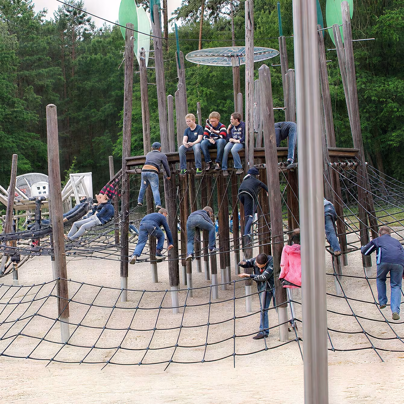 Kinder auf einem Spielplatz im Wildpark-MV
