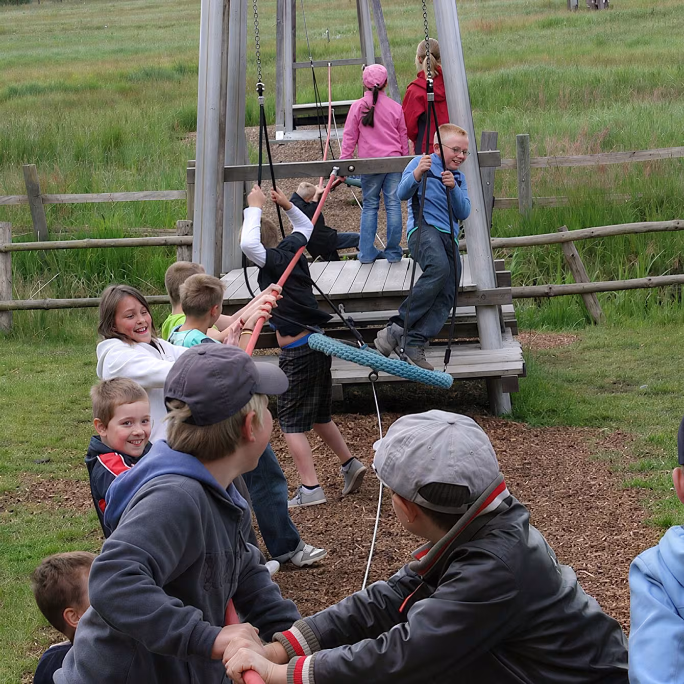 Kinder auf einem Spielplatz im Wildpark-MV