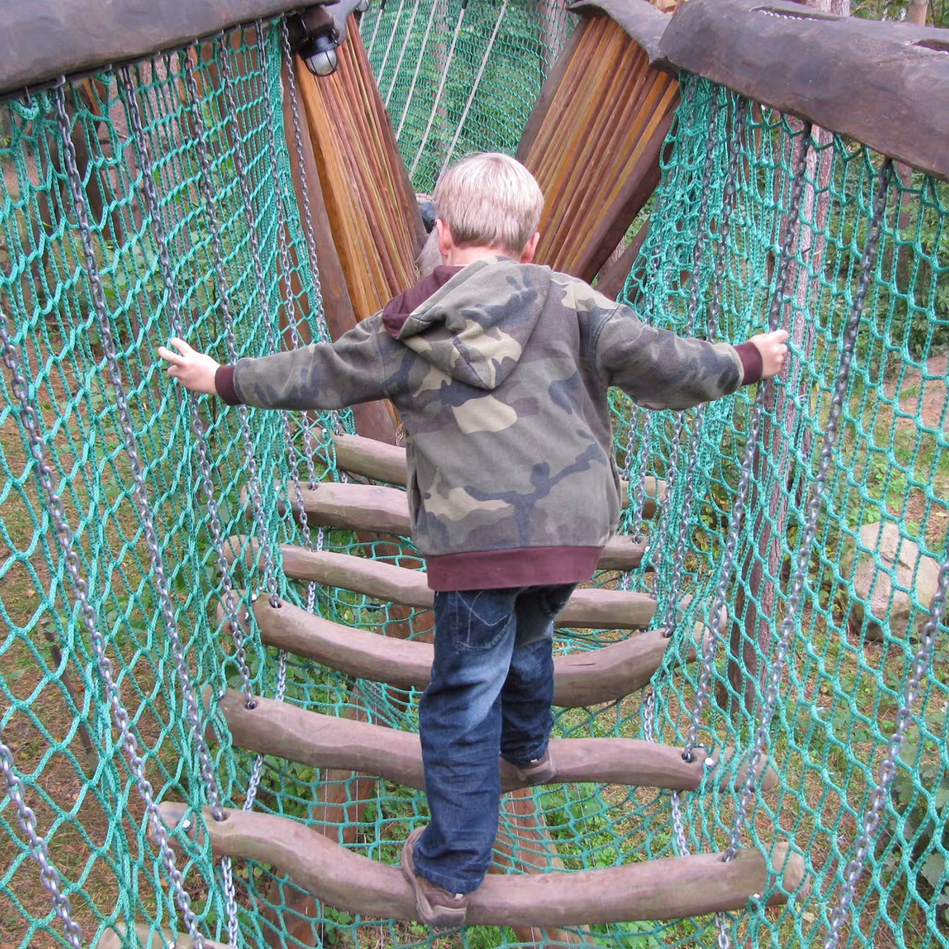 Kind im Wildpark-MV geht über Brücke
