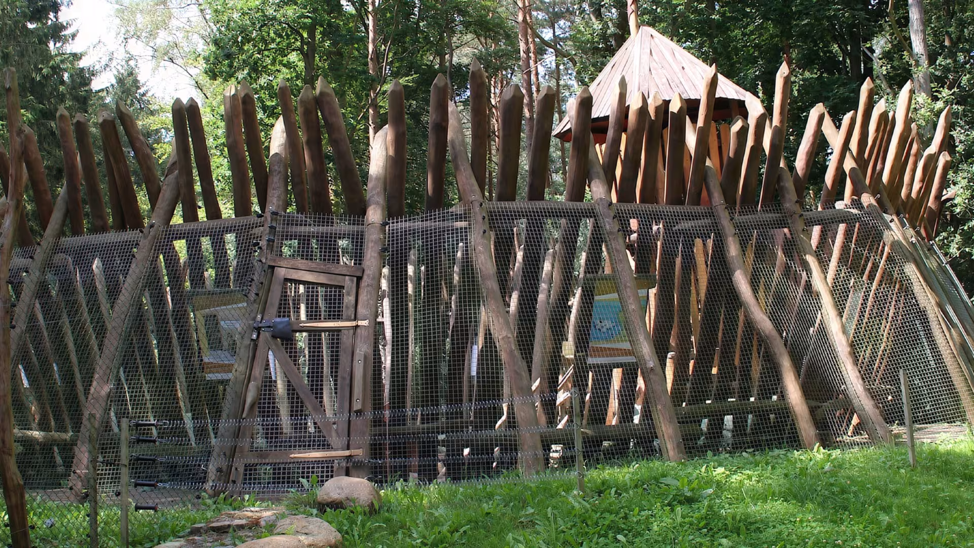 Palisadenhof & Wolfshöhe im Wildpark-MV