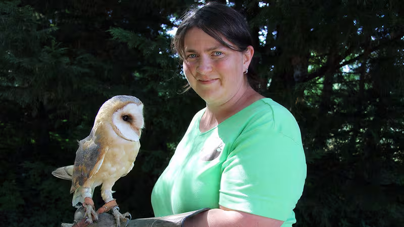 Tierpflegerin mit Eule im Wildpark-MV