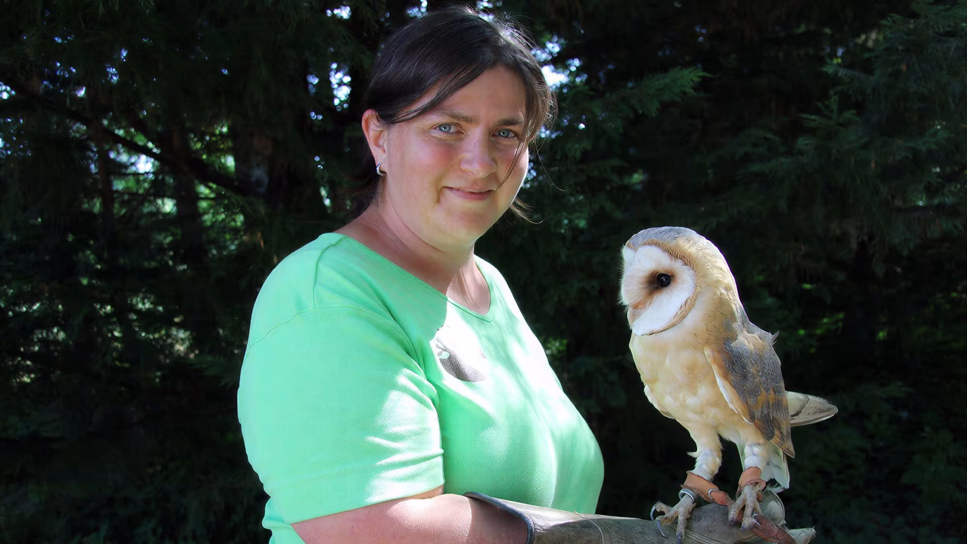Tierpflegerin mit Eule im Wildpark-MV