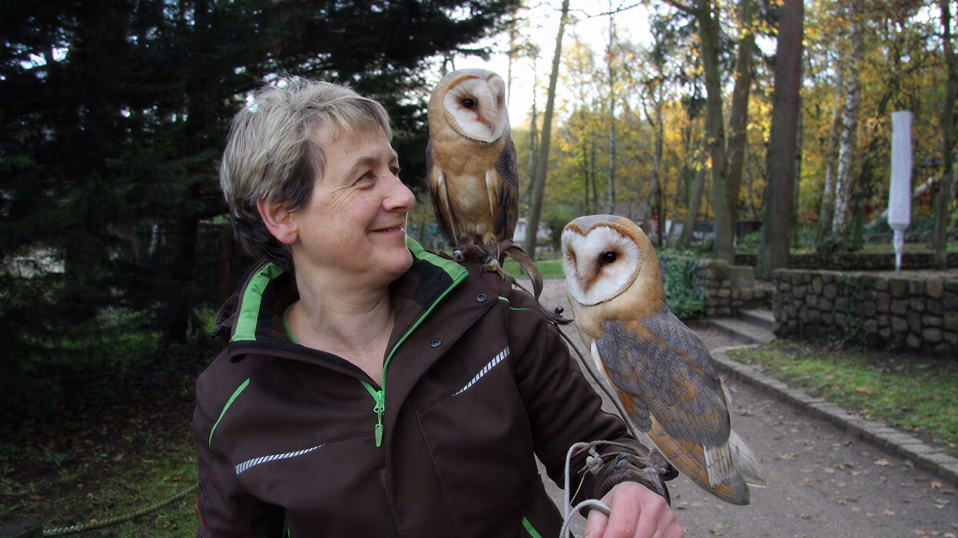 Frau mit zwei Eulen im Wildpark-MV